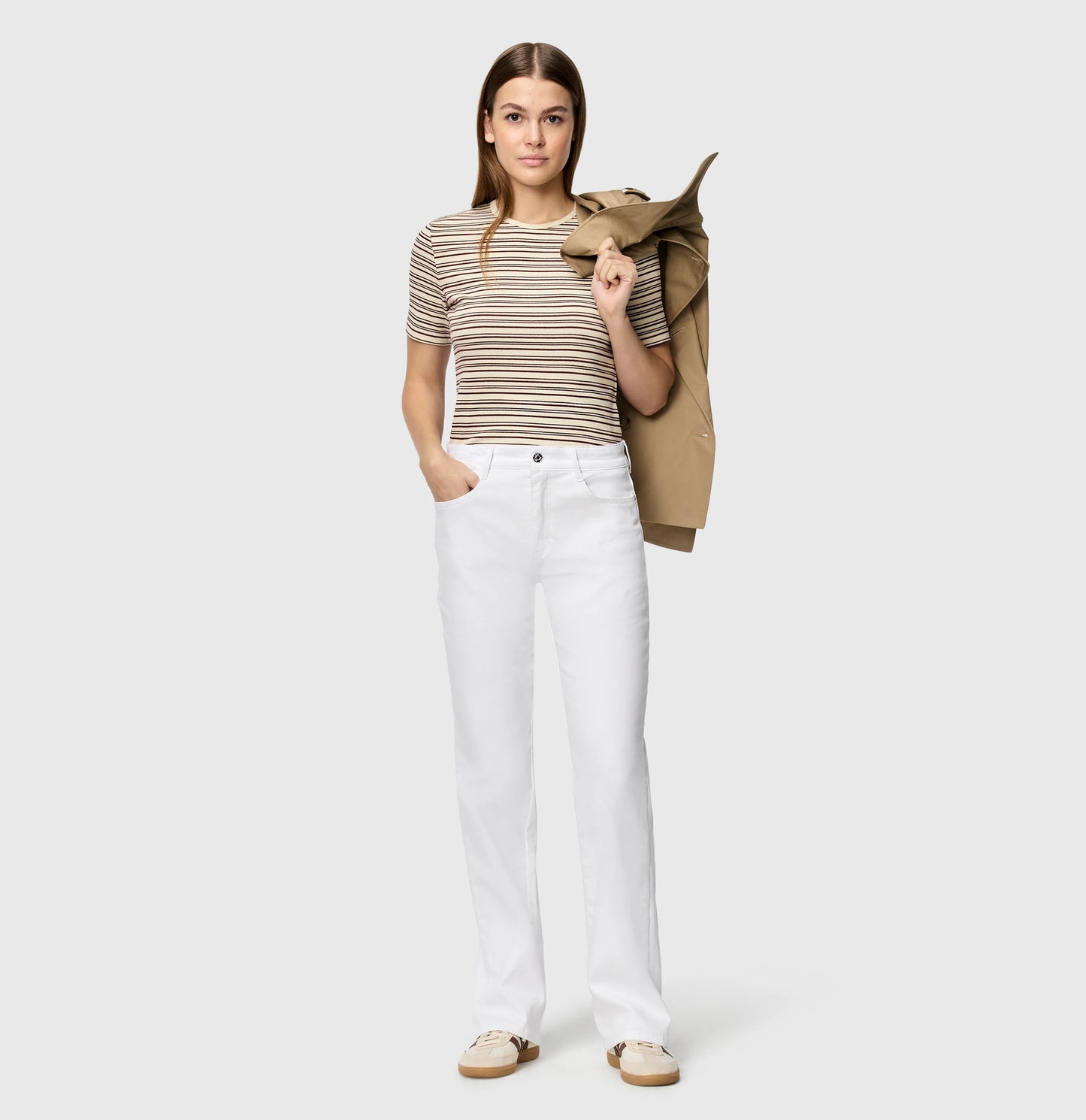 Mac Laura - Bootcut - White Damenjeans in Frontansicht mit Bootcut-Schnitt, mittlerer Leibhöhe und leicht ausgestelltem Bein in klassischem Weiß