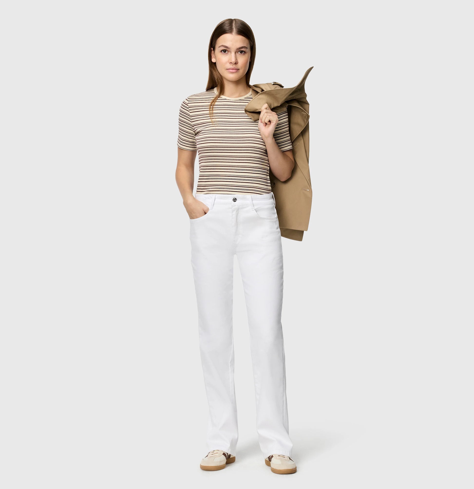 Mac Laura - Bootcut - White Damenjeans in Frontansicht mit Bootcut-Schnitt, mittlerer Leibhöhe und leicht ausgestelltem Bein in klassischem Weiß