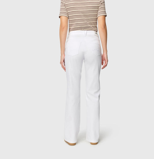 Mac Laura - Bootcut - White Damenjeans in Rückansicht mit leicht ausgestelltem Beinverlauf und klassischem Five-Pocket-Design in Weiß