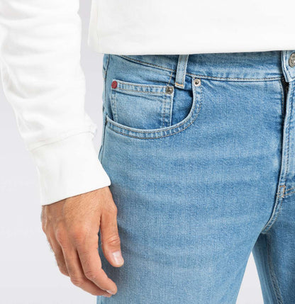 Nahaufnahme der Mac Rick Comfort Authentic Summer Bleach – Jeans mit klassischem Five-Pocket-Design, weichem Griff und hoher Elastizität für maximalen Tragekomfort.