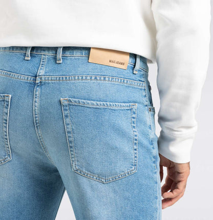 Detailaufnahme der Mac Rick Comfort Authentic Summer Bleach – klassische Jeans mit dezenten Gesäßtaschen, Mac Jeans Logo-Patch und nachhaltiger Denim-Qualität.