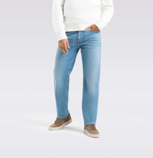 Vorderansicht der Mac Rick Comfort Authentic Summer Bleach – Herren-Jeans mit Comfort Fit, geradem Bein und sommerlicher Bleach-Waschung für einen entspannten Look.