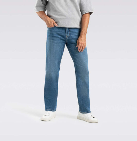 Vollansicht der Mac Rick Comfort Dark Blue Authentic Wash Jeans, getragen mit weißen Sneakers und einem grauen Sweatshirt.