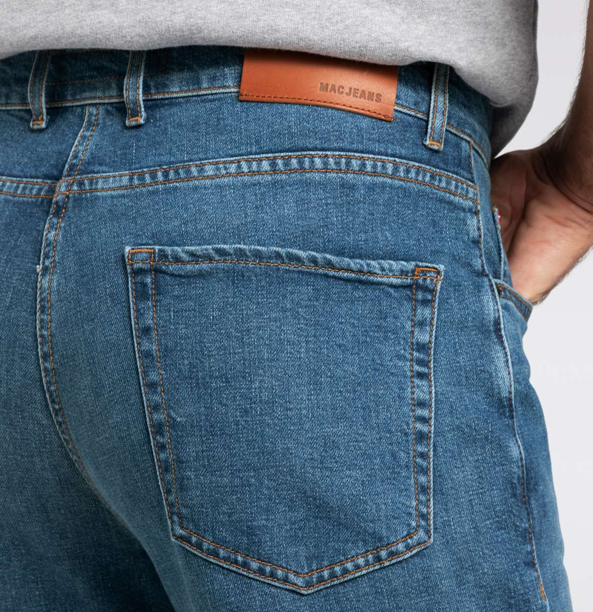 Detailaufnahme der Gesäßtasche der Mac Rick Comfort Dark Blue Authentic Wash Jeans mit braunem Leder-Label und Vintage-Nähten.
