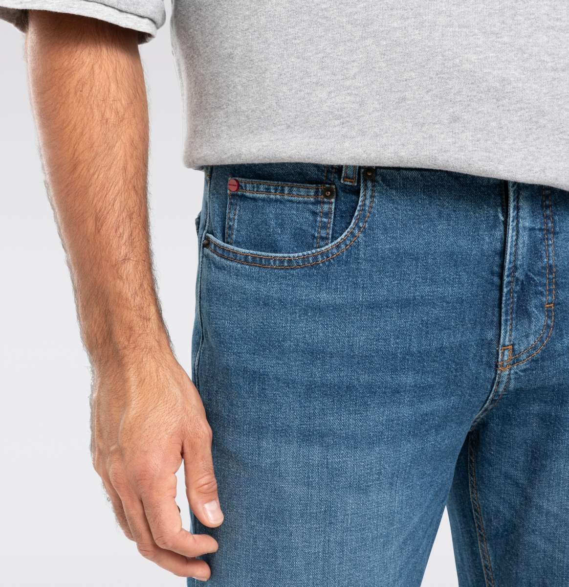 Detailaufnahme der Fronttasche der Mac Rick Comfort Dark Blue Authentic Wash Jeans mit Metallnieten und dezenter Waschung.