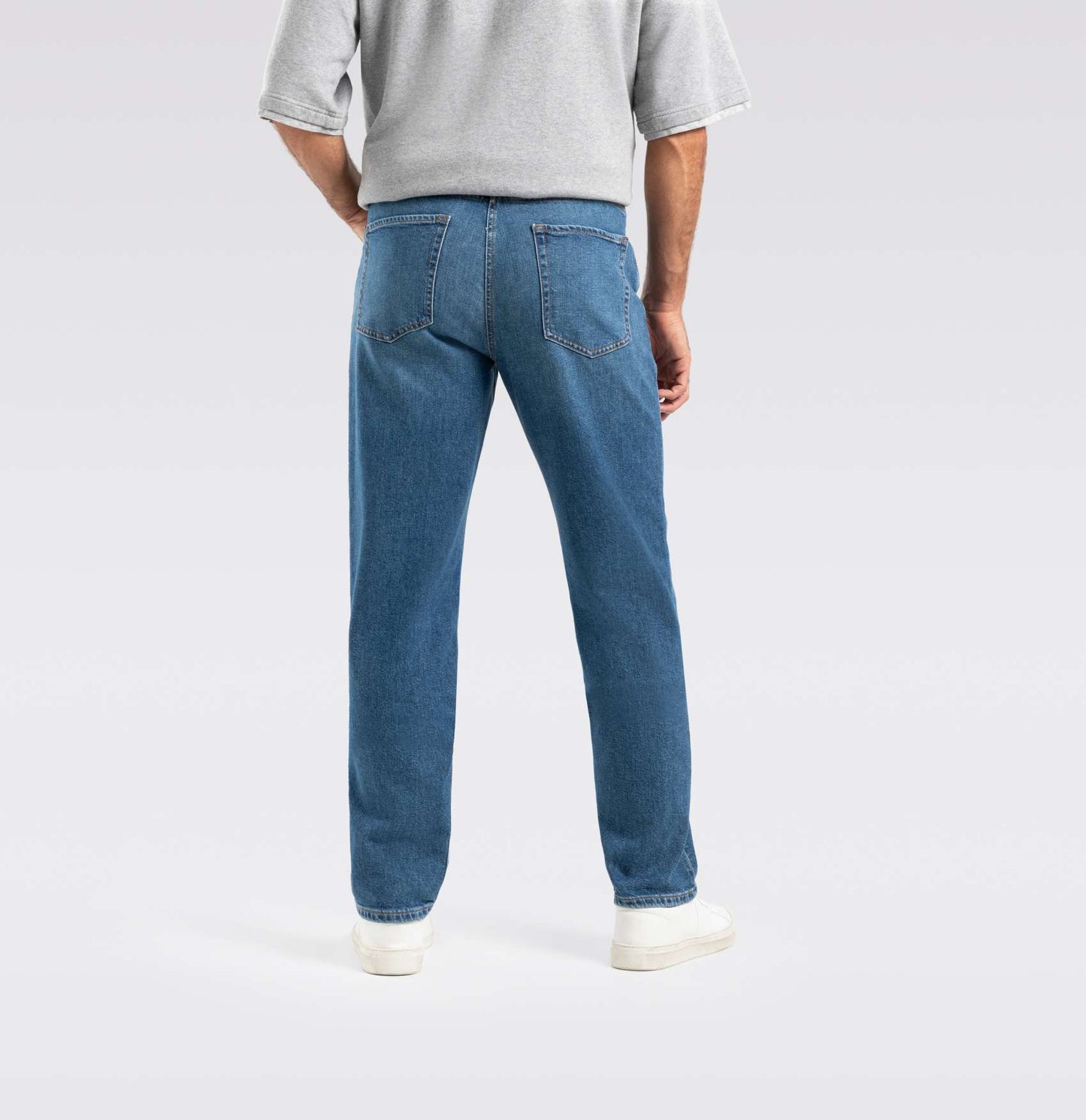 Rückansicht der Mac Rick Comfort Dark Blue Authentic Wash Jeans, locker geschnitten mit authentischer Denim-Waschung.