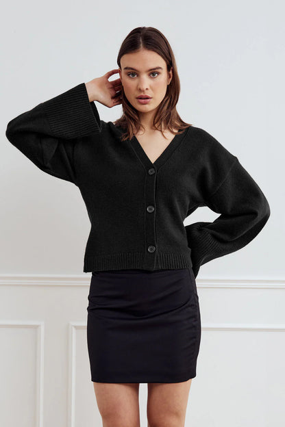 Noella Lenyx Knit Cardigan Black von vorne – kurzer Strickcardigan mit großen Knöpfen und V-Ausschnitt