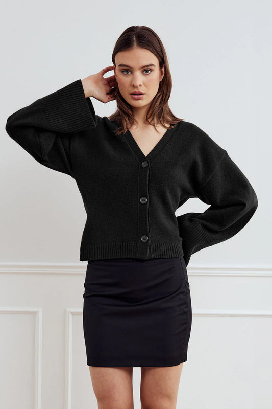 Noella Lenyx Knit Cardigan Black von vorne – kurzer Strickcardigan mit großen Knöpfen und V-Ausschnitt