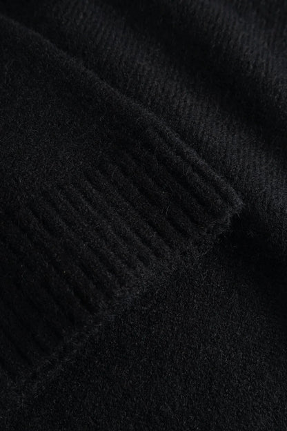 Detailaufnahme des Materials vom Noella Lenyx Knit Cardigan Black mit weichem Strick und breiten Rippbündchen