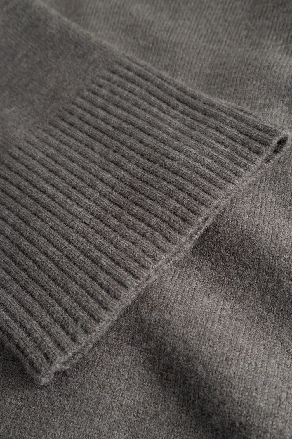 Detailaufnahme des Noella Lenyx Knit Cardigan Medium Grey Melange mit geripptem Ärmelabschluss