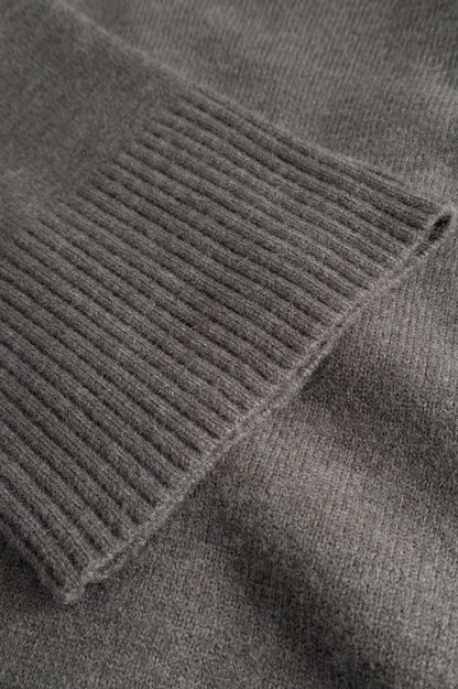 Detailaufnahme des Noella Lenyx Knit Cardigan Medium Grey Melange mit geripptem Ärmelabschluss