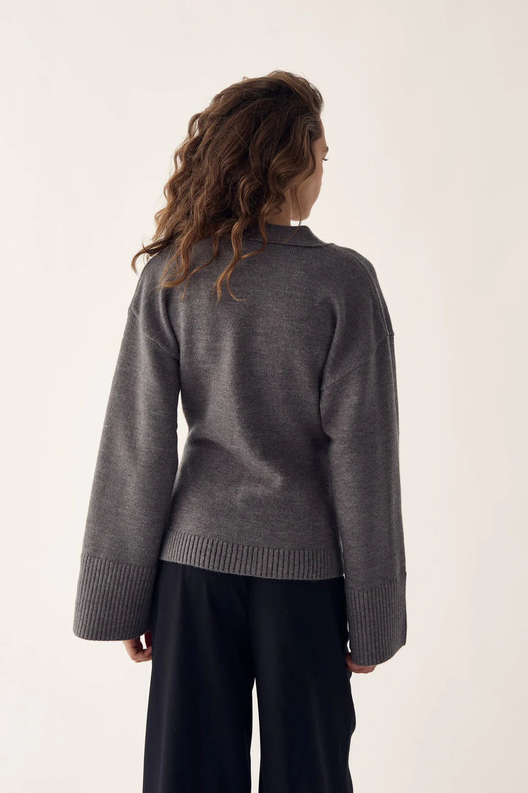 Rückansicht des Noella Lenyx Knit Cardigan Medium Grey Melange mit breiten Rippbündchen und lockerer Passform
