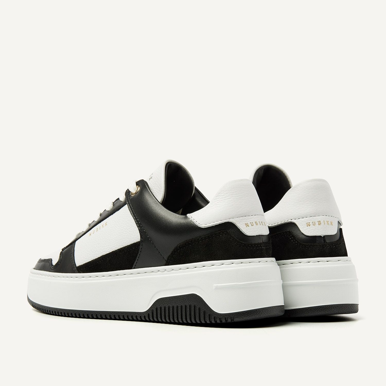 Rückansicht der Nubbik Basket Court Sneaker aus hochwertigem italienischem Leder in Schwarz und Weiß.