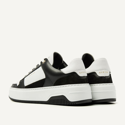 Rückansicht der Nubbik Basket Court Sneaker aus hochwertigem italienischem Leder in Schwarz und Weiß.
