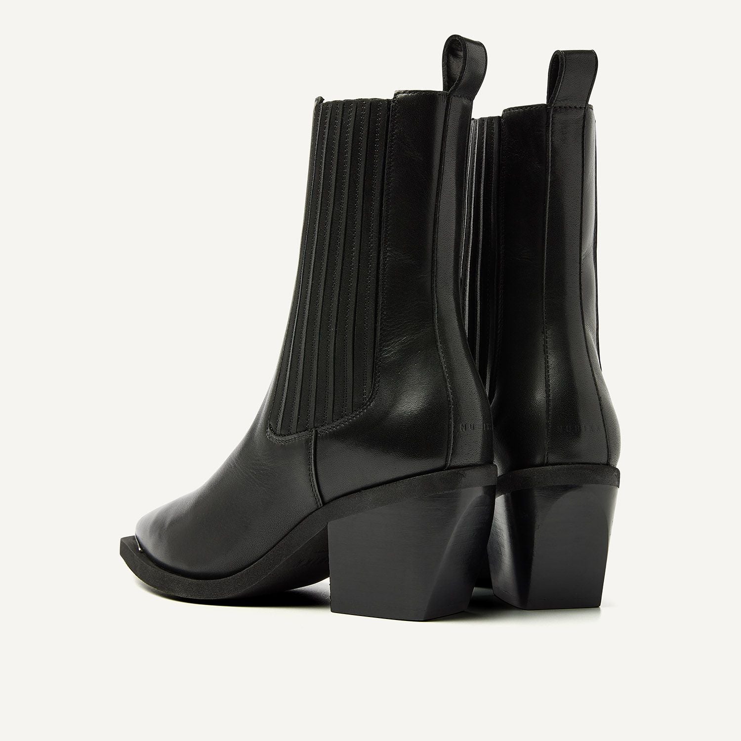Rückansicht der Nubbik Liv Loua Metal Stiefel aus schwarzem Leder mit eleganten Metalldetails.