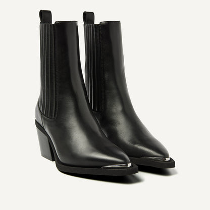 Nubbik Liv Loua Metal Stiefel in Schwarz mit elastischen Seiten und spitzer Spitze, seitliche Ansicht.