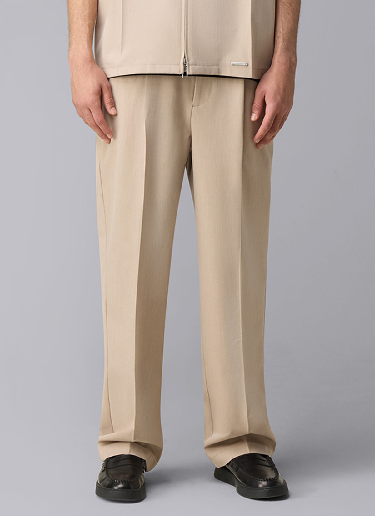 Off The Pitch Pleated Marais Trousers - Sand, elegante Herren Hose in Sandfarbe mit Bundfalten und geradem Schnitt, Frontansicht