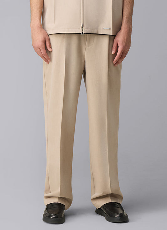 Off The Pitch Pleated Marais Trousers - Sand, elegante Herren Hose in Sandfarbe mit Bundfalten und geradem Schnitt, Frontansicht