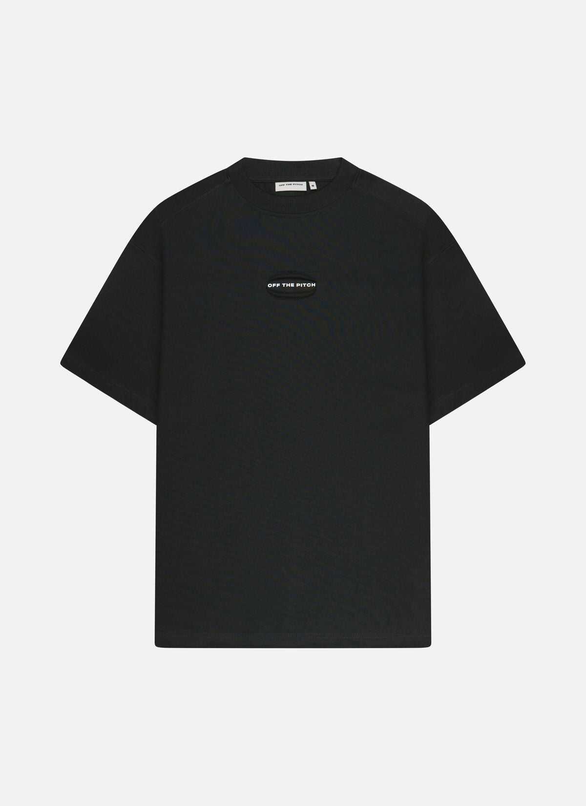 Off The Pitch Sage Loose Fit Tee - Black, schwarzes T-Shirt mit Loose Fit, kleinem Logo auf der Brust und geripptem Rundhalsausschnitt