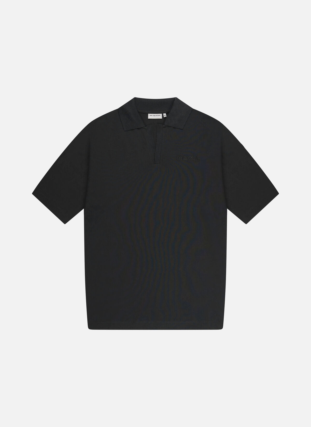 Off The Pitch Wardrobe Essentials Polo - Black, schwarzes Polo-Shirt mit klassischem Kragen, kurzer Knopfleiste und minimalistischem Logo, Frontansicht