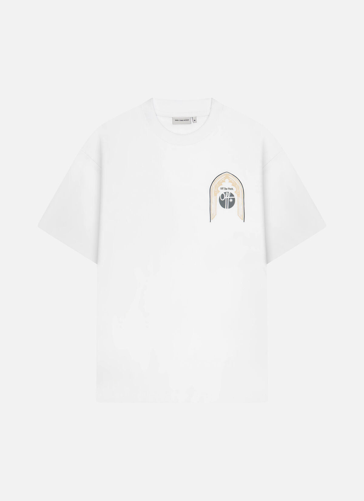 Off the Pitch Sacred Loose Fit Tee - White in Vorderansicht mit kleinem Sacred Logo-Print auf der Brust, weißes Loose Fit T-Shirt mit Rundhalsausschnitt und modernem Streetwear-Design.