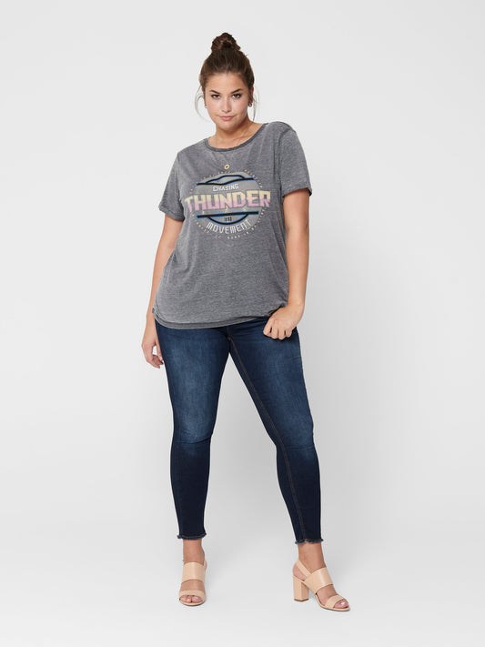 Frontansicht der Only Carmakoma Carwilly Skinny Dark Blue Jeans, getragen von einem Model mit grauem T-Shirt. Die Jeans überzeugt durch ihre dunkle Waschung und eine vielseitige Passform.