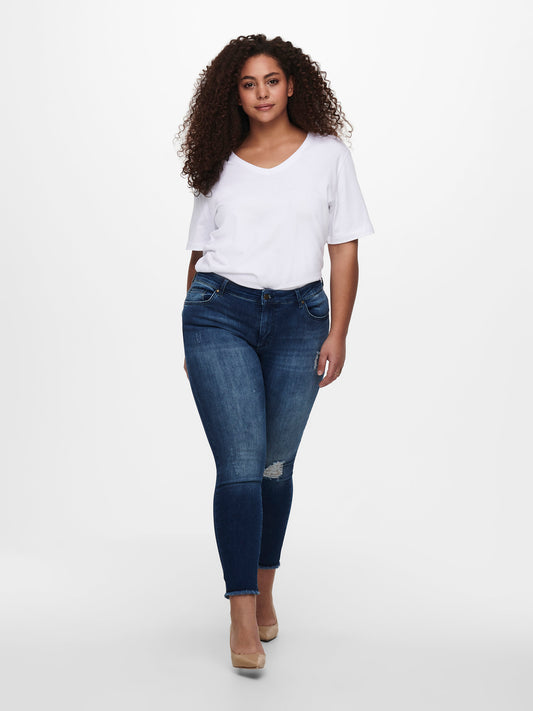 Frontansicht der Only Carmakoma Carwilly Skinny Medium Blue Jeans, getragen von einem Model mit weißem Shirt. Die blaue Skinny Jeans im Used-Look passt perfekt zu einem modernen Freizeit-Outfit.