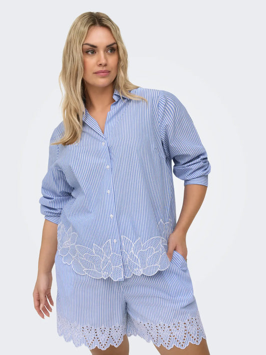 Only Carmakoma Cetina Striped Shirt - Kentucky Blue, blau-weiß gestreifte Bluse in Vorderansicht mit dekorativer Stickerei am Saum und lockerem Schnitt