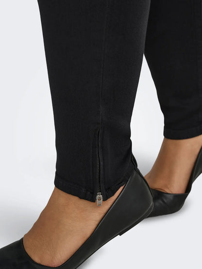 Only Carmakoma Karla Regular Waist Skinny Ankle Zip Black – Detailaufnahme des Knöchel-Reißverschlusses der schwarzen Skinny Jeans