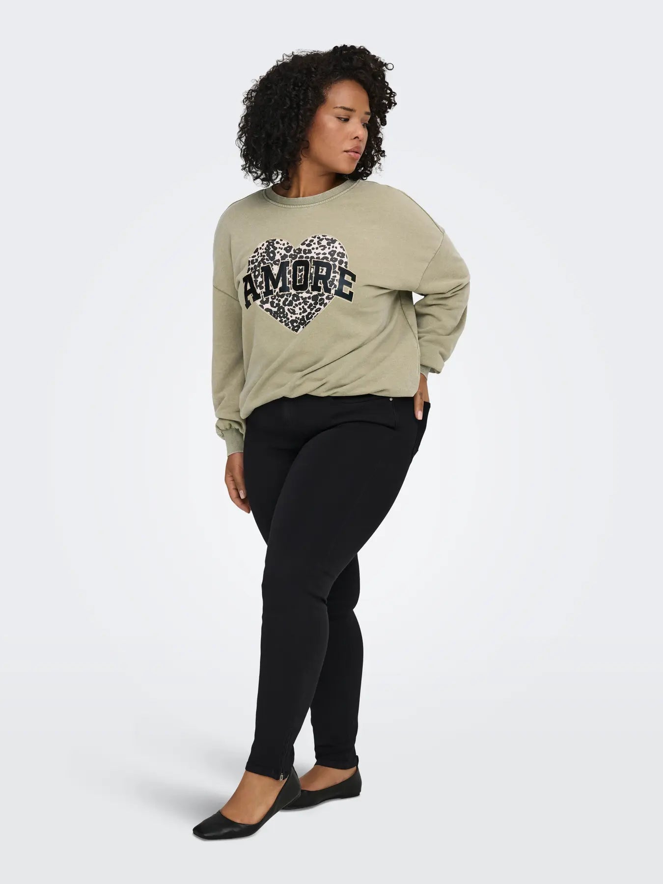 Only Carmakoma Karla Regular Waist Skinny Ankle Zip Black Jeans – vollständige Frontansicht der schwarzen Skinny Jeans mit Sweatshirt