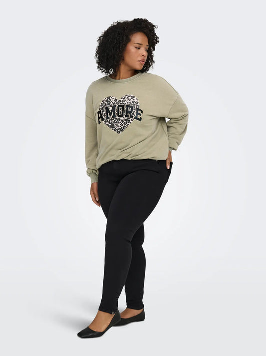 Only Carmakoma Karla Regular Waist Skinny Ankle Zip Black Jeans – vollständige Frontansicht der schwarzen Skinny Jeans mit Sweatshirt