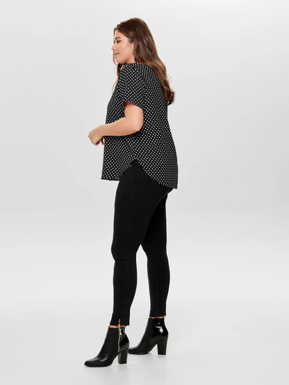 Only Carmakoma Karla Regular Waist Skinny Ankle Zip Black Jeans – seitliche Ansicht am Model, schwarze Skinny Jeans mit Reißverschluss am Knöchel