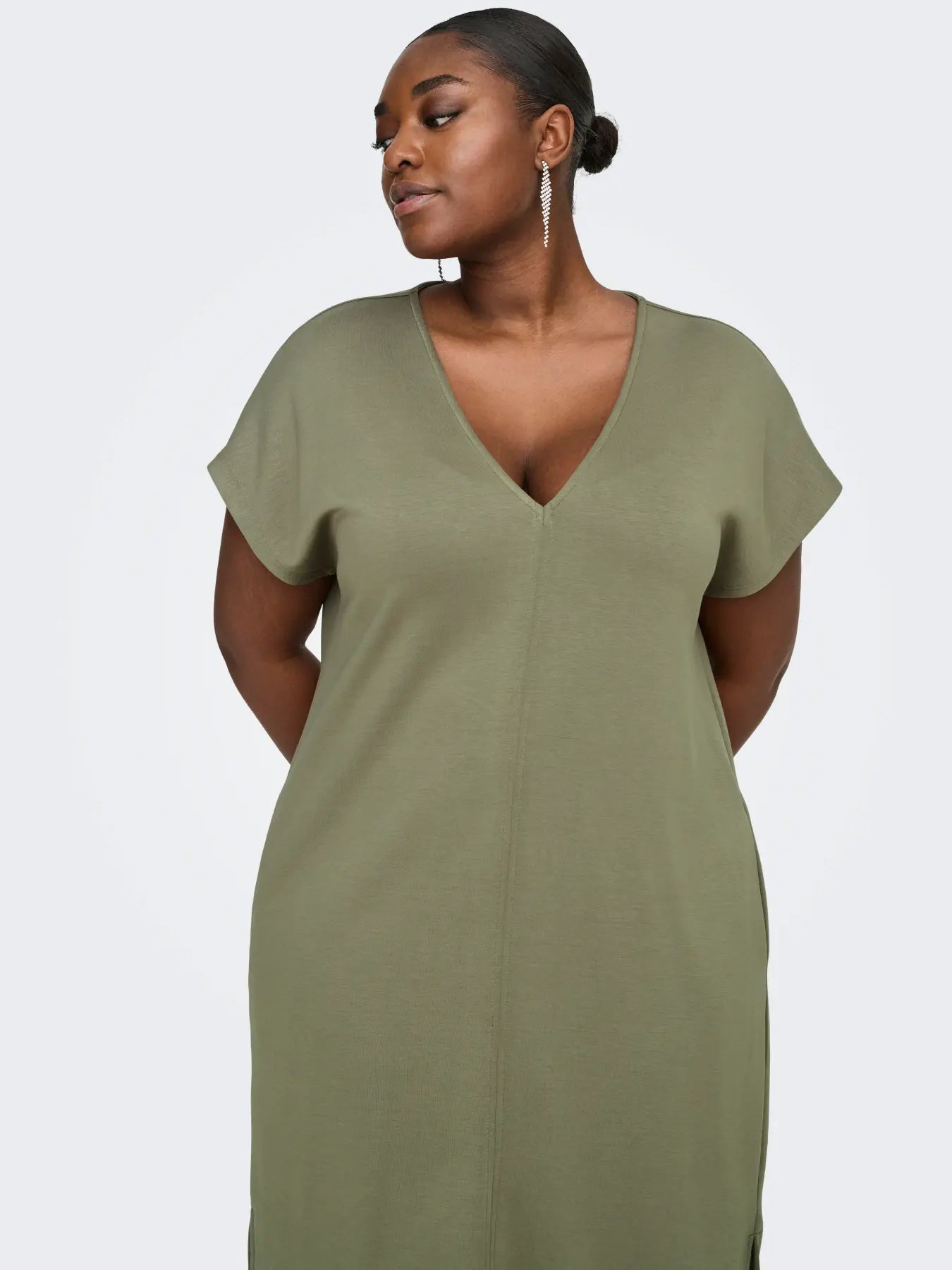 Only Carmakoma Lise Capsleeve N-Neck Dress - Mermaid, Detailansicht des V-Ausschnitts und der fließenden Stoffqualität in Grün