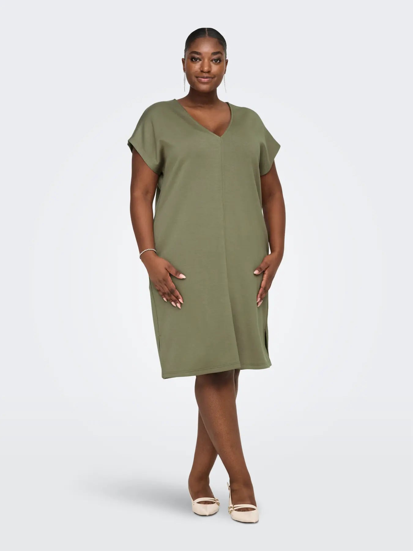 Only Carmakoma Lise Capsleeve N-Neck Dress - Mermaid, grünes Kleid in knielanger Länge mit V-Ausschnitt und kurzen Ärmeln, Frontansicht am Model