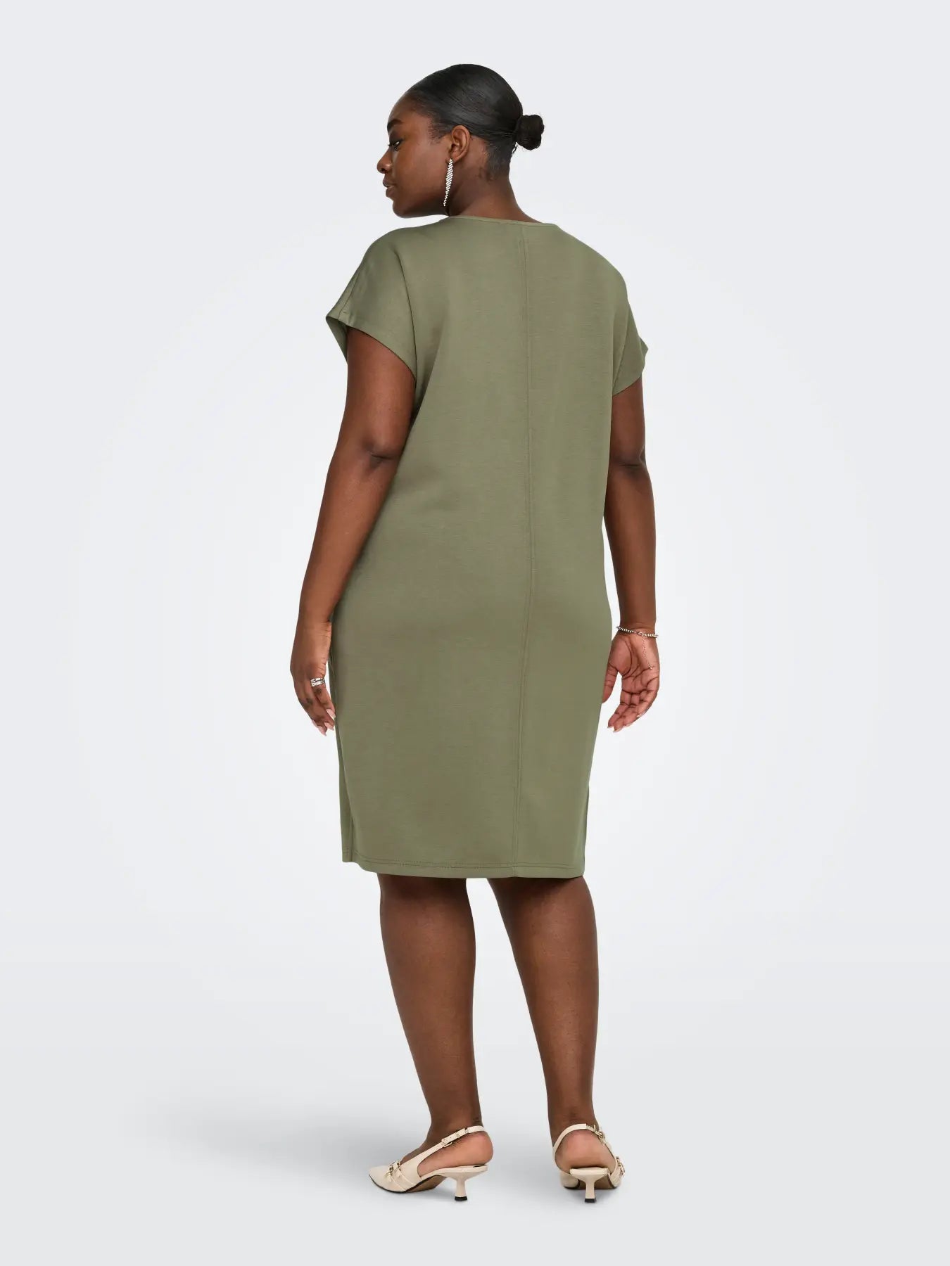 Only Carmakoma Lise Capsleeve N-Neck Dress - Mermaid, grünes Kleid mit lockerem Schnitt und kurzen Ärmeln, Rückansicht am Model
