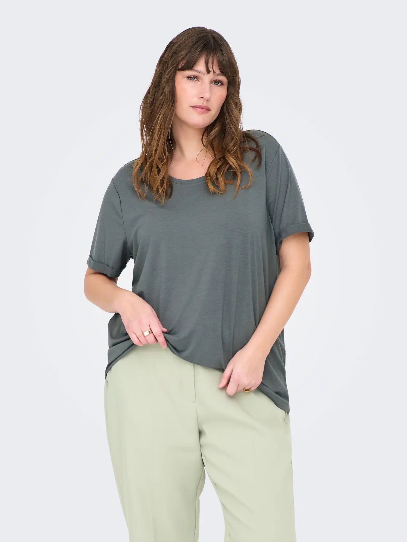 Plus Size Damen T-Shirt in Balsam Green mit Umschlagärmeln – Only Carmakoma Moster Fold Up Top, Vorderansicht