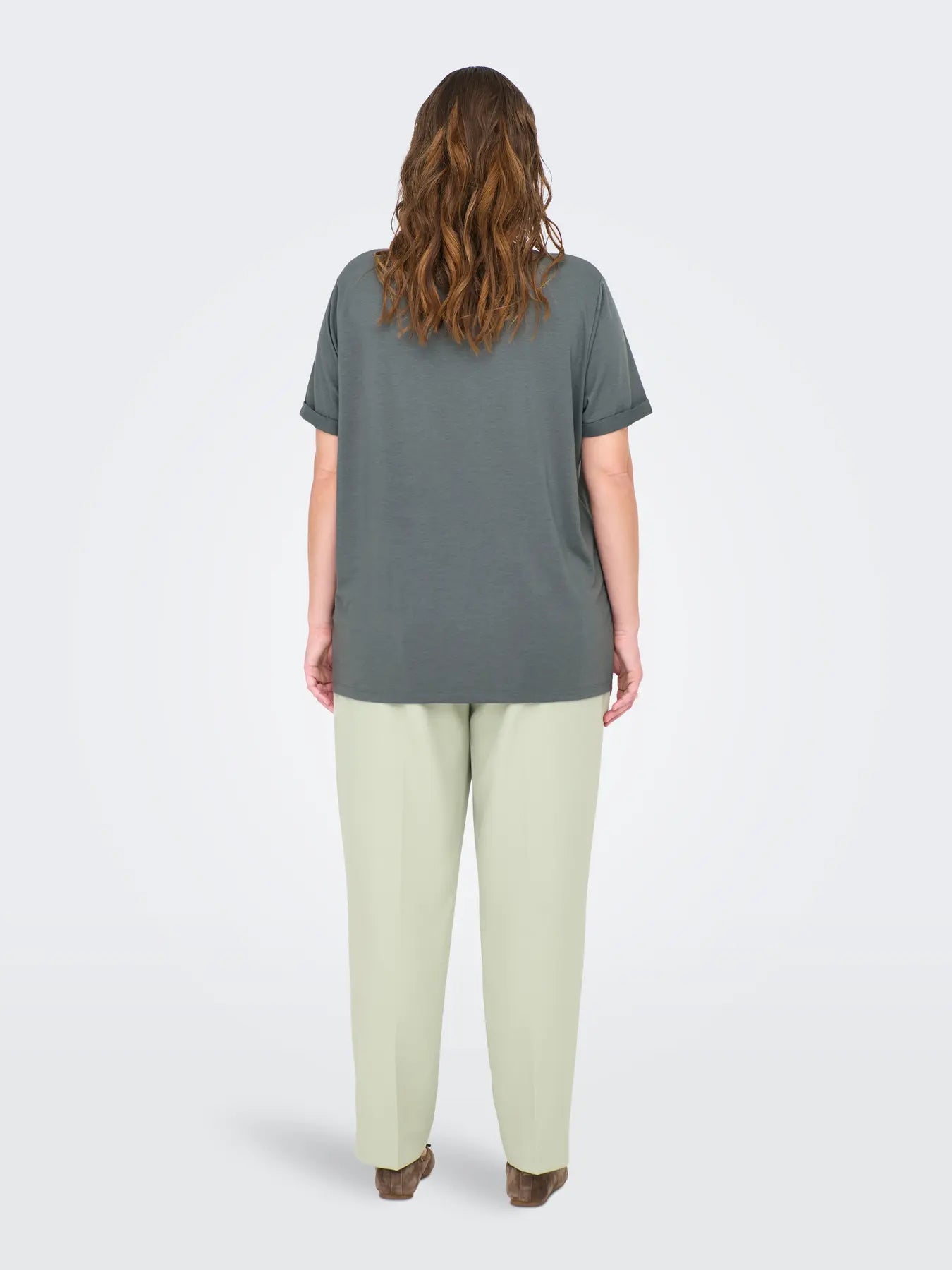 Rückansicht des Only Carmakoma Moster Fold Up Top in Balsam Green – bequemes T-Shirt für Damen