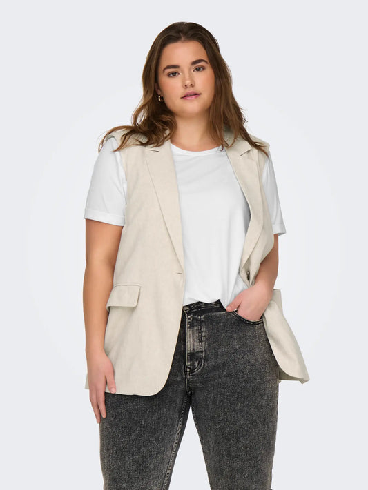 Das Only Carmakoma Moster Fold Up Top White kombiniert mit einer ärmellosen Weste und schwarzer Jeans für einen modernen Look.