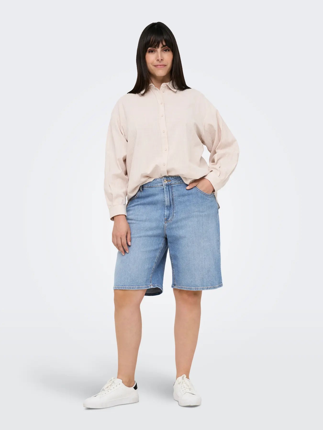 Frontansicht der Only Carmakoma Sonny - High Waist Wide - Light Blue Denim: High-Waist-Jeans in heller Waschung mit weitem Bein, bequemer Passform und modernem Denim-Look.