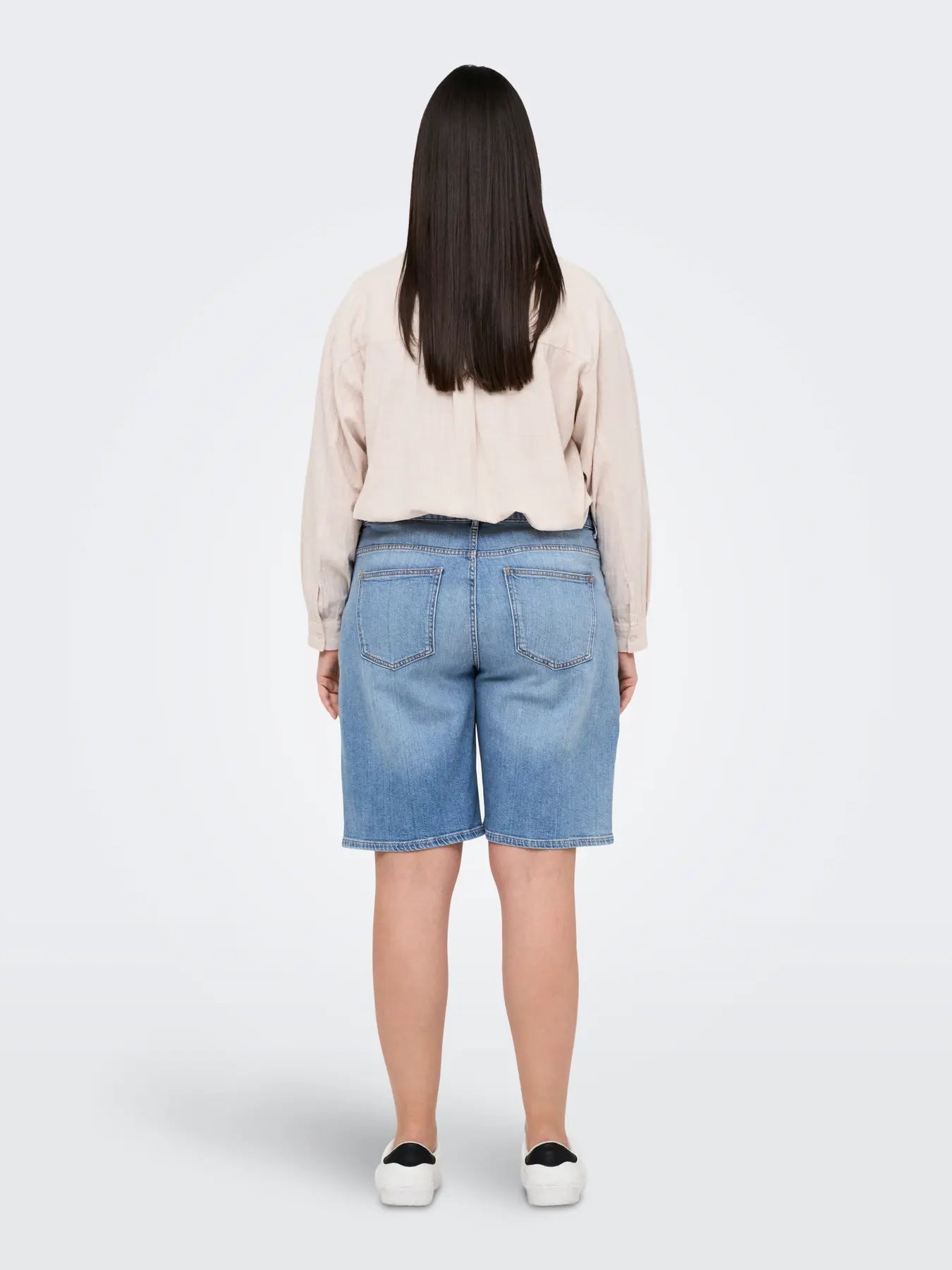 Rückansicht der Only Carmakoma Sonny - High Waist Wide - Light Blue Denim: hellblaue High-Waist-Jeans mit weitem Bein, klassischem 5-Pocket-Design und lockerer Passform.