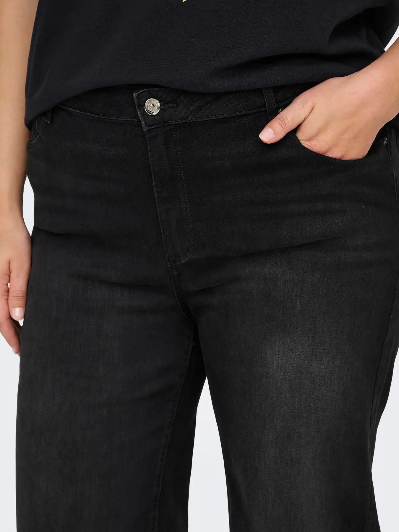 Detailansicht der Only Carmakoma Willy – High Waist Wide Leg – Black Denim mit hohem Bund und Taschen