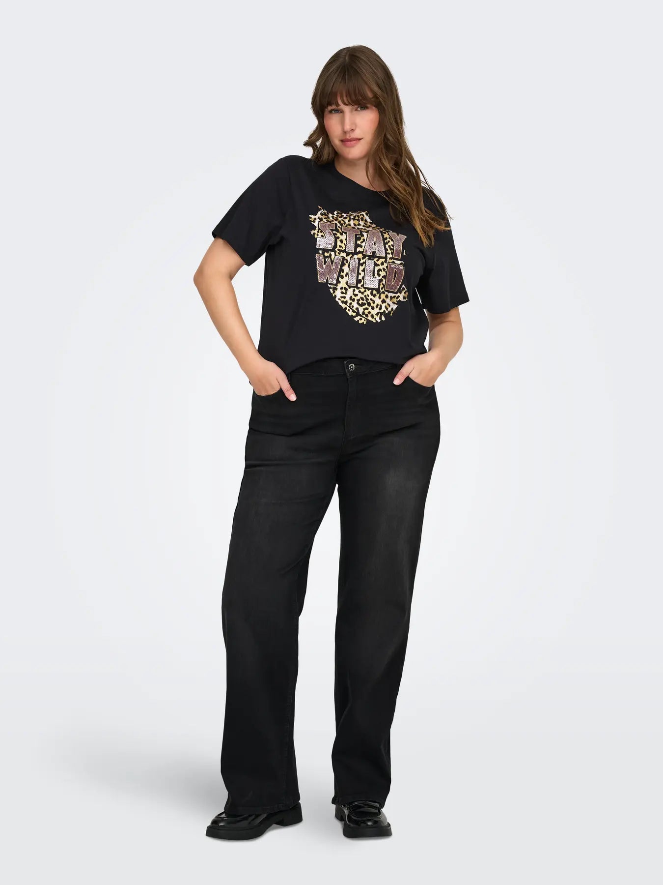 Only Carmakoma Willy – High Waist Wide Leg – Black Denim in Frontansicht, weiter Schnitt mit hohem Bund