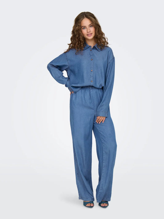 Only Charis Life Pull Up Pant Medium Blue – Modell trägt bequeme Hose mit hohem Bund und geradem Bein für einen lässigen Look.