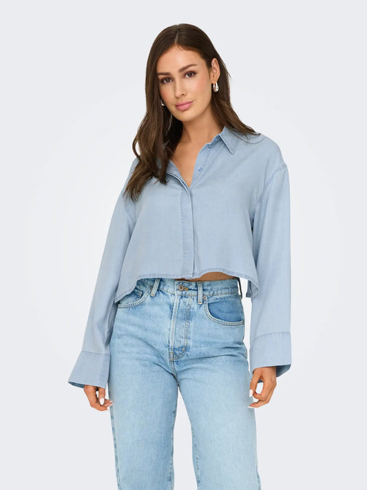 Nahaufnahme des Only Charis Life Shirt Light Blue Medium, das weiche Material und dezente Knöpfe für ein hochwertiges Finish zeigt.