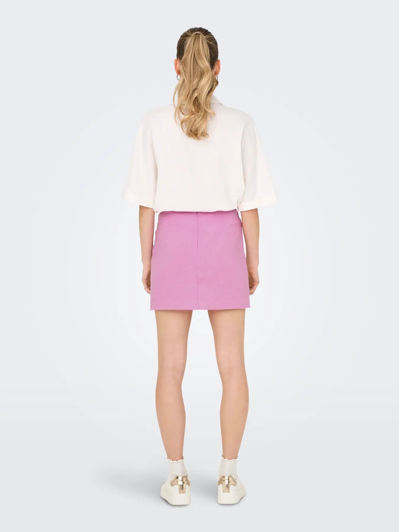 Rückansicht des Only Emmia Life Skirt in Crocus, kurzer Wickelrock in Flieder mit glattem Rückenteil, perfekt für den Sommer-Look.