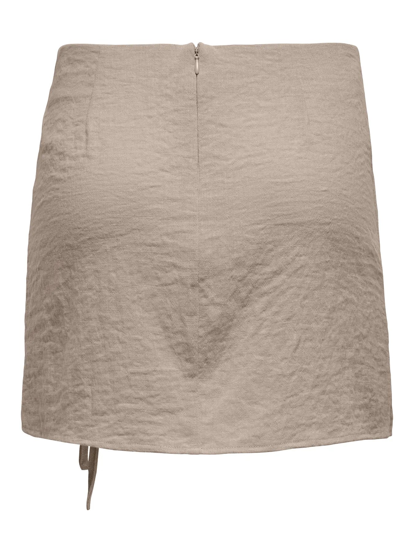 Rückansicht des Only Emmia Life Skirt in Pure Cashmere, schlichter Minirock mit Reißverschluss hinten, aus beigem Sommerstoff mit natürlicher Struktur.