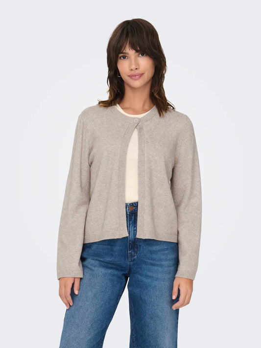  Frau trägt den Only Lana One Button Cardigan in Melange von vorne, klassischer Schnitt mit Rundhalsausschnitt und einem Knopfverschluss