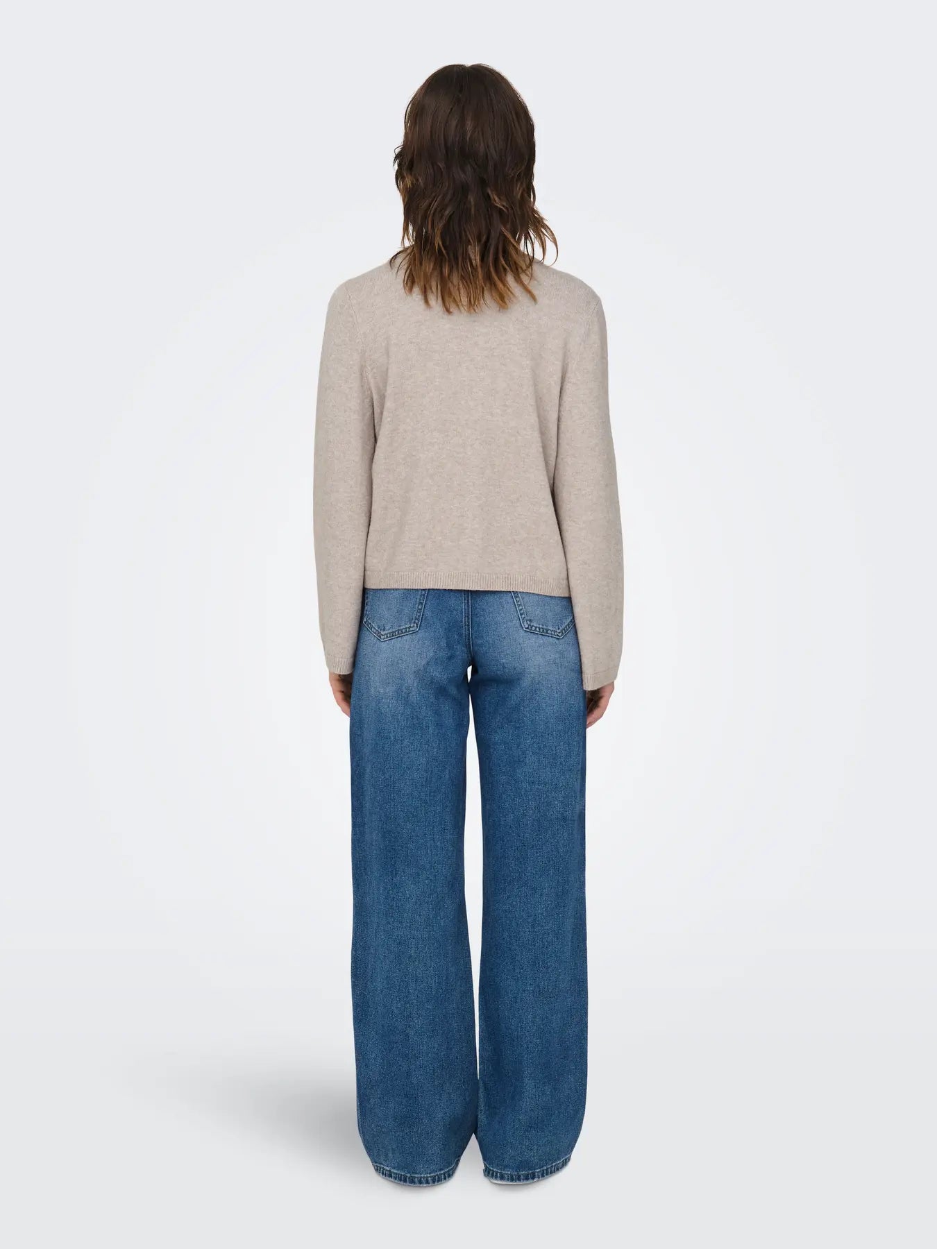 Rückansicht des Only Lana One Button Cardigans in Melange, locker fallende Passform mit langen Ärmeln