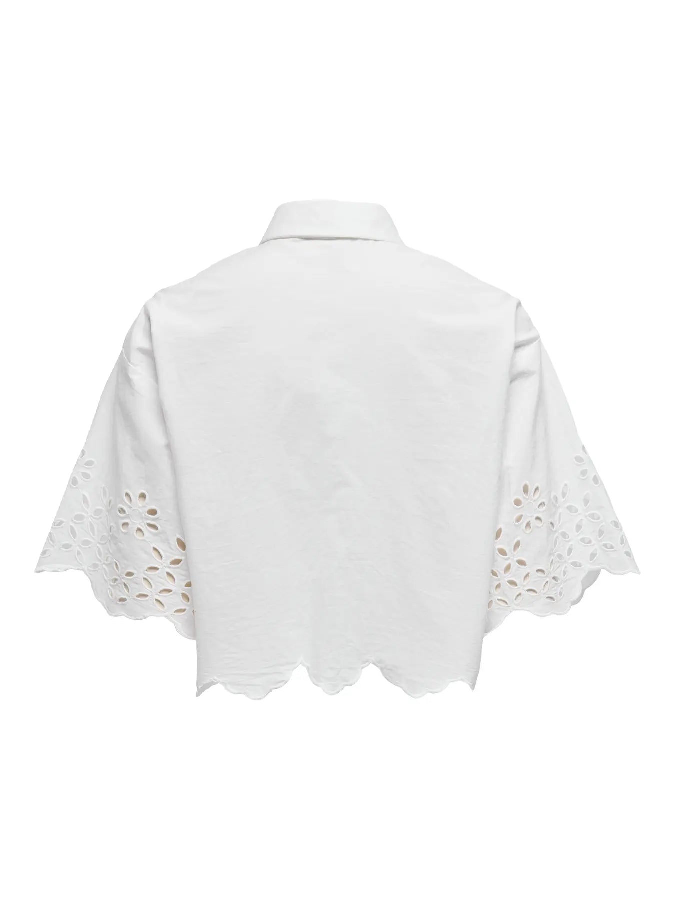 Only Mina Life Boxy Shirt Bright White mit floraler Lochstickerei, kastigem Schnitt und verspieltem Saum – leichtes Sommerhemd aus Baumwolle 