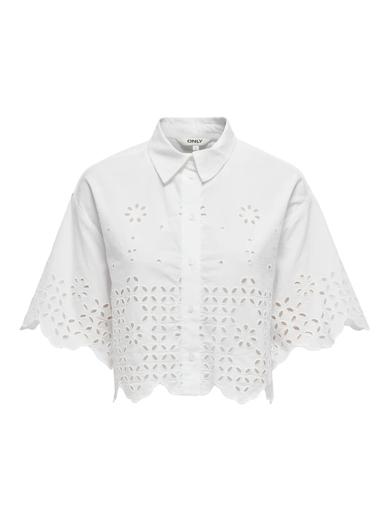 Vorderansicht des Only Mina Life Boxy Shirt Bright White, weißes Kurzarm-Hemd mit floraler Lochstickerei, Kragen und Knopfleiste im Boxy Fit.